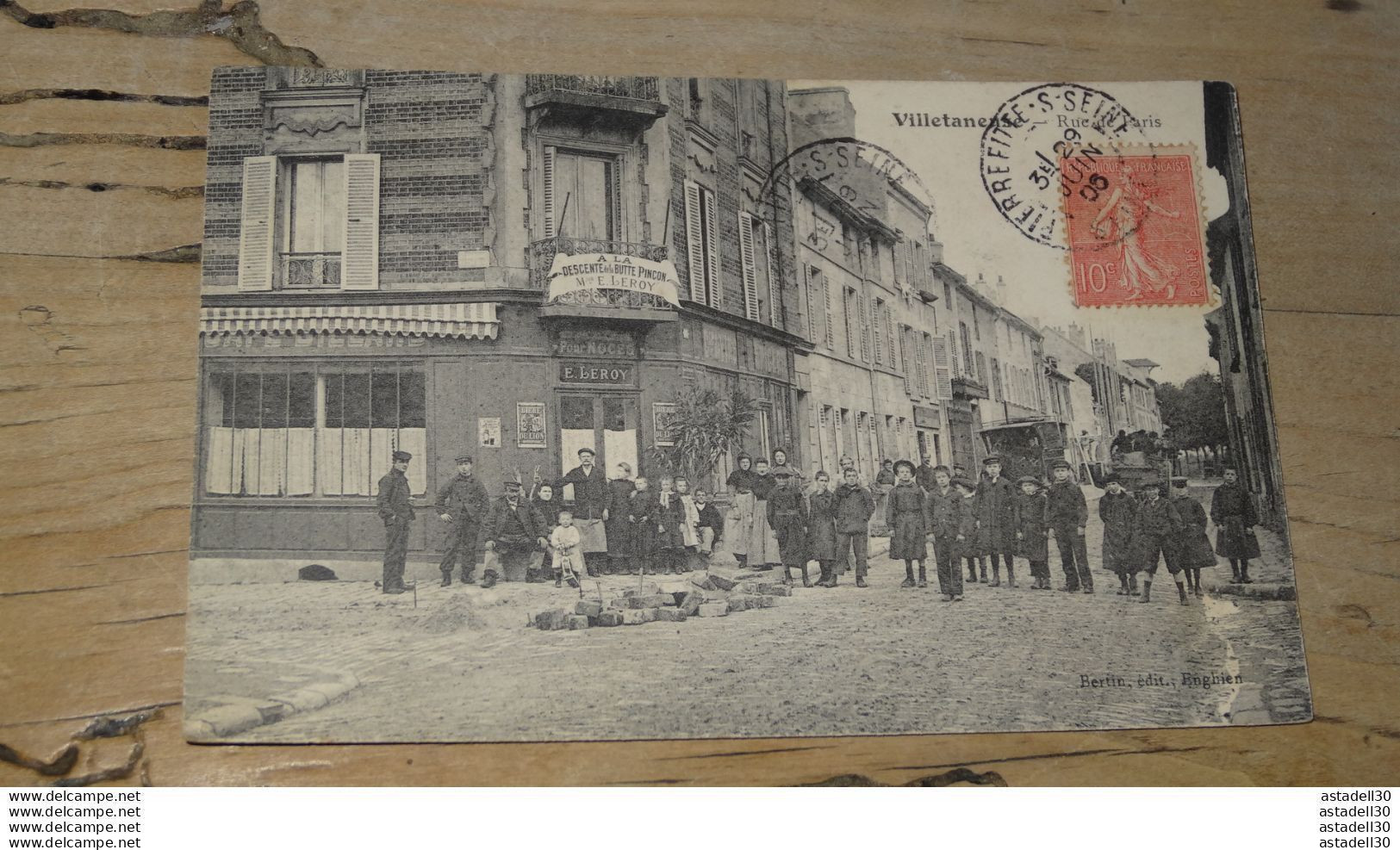 VILLETANEUSE : rue de Paris  ............ 8177