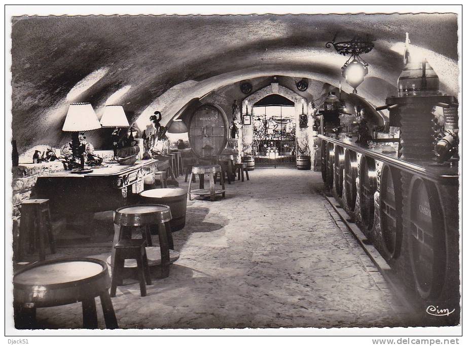 VILLIE-MORGON (Rhône) - 10 - Caveau Morgon