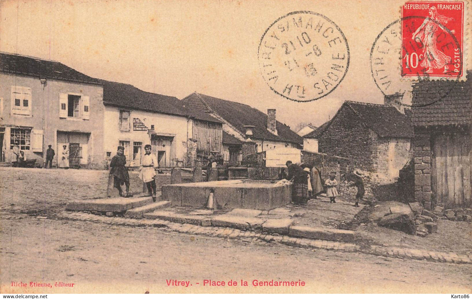 vitrey sur mance , haute saone * place de la gendarmerie * lavoir laveuses lavandières * villageois