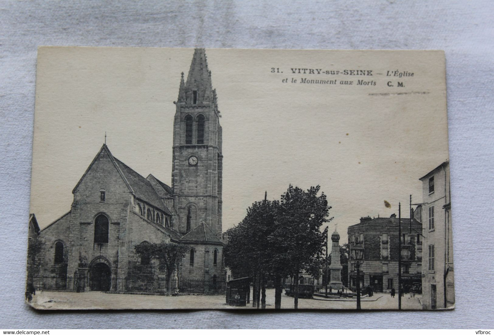 Vitry sur Seine, l'église et le monument aux morts, Val de Marne 94