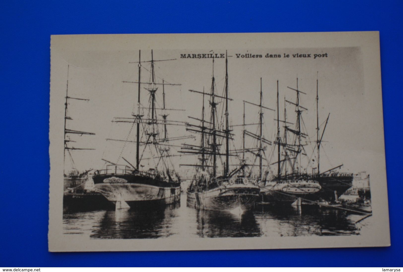 VOILIERS DANS  Le VIEUX PORT -- MARSEILLE CPA-  Carte Postale [13] Bouches-du-Rhône-neuve non écrite
