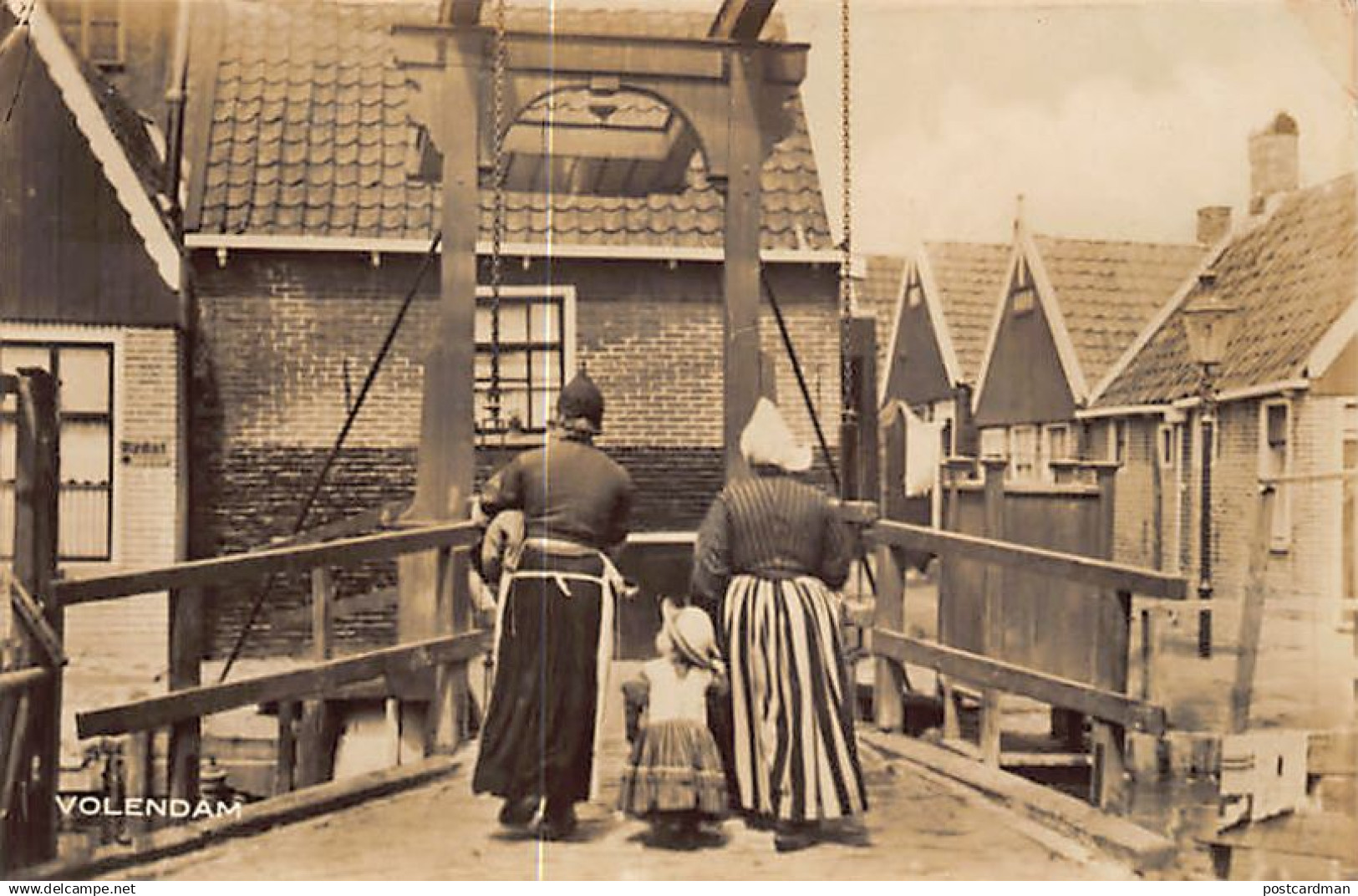VOLENDAM - Typische straat