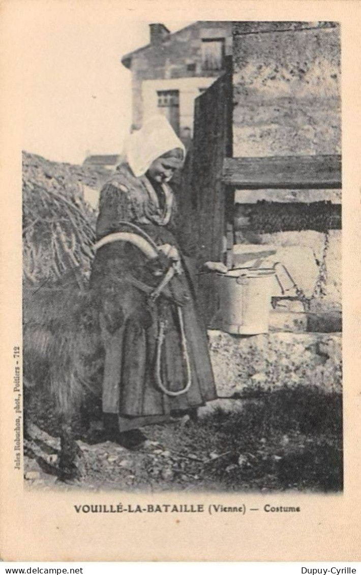 VOUILLE LA BATAILLE - Costume - très bon état