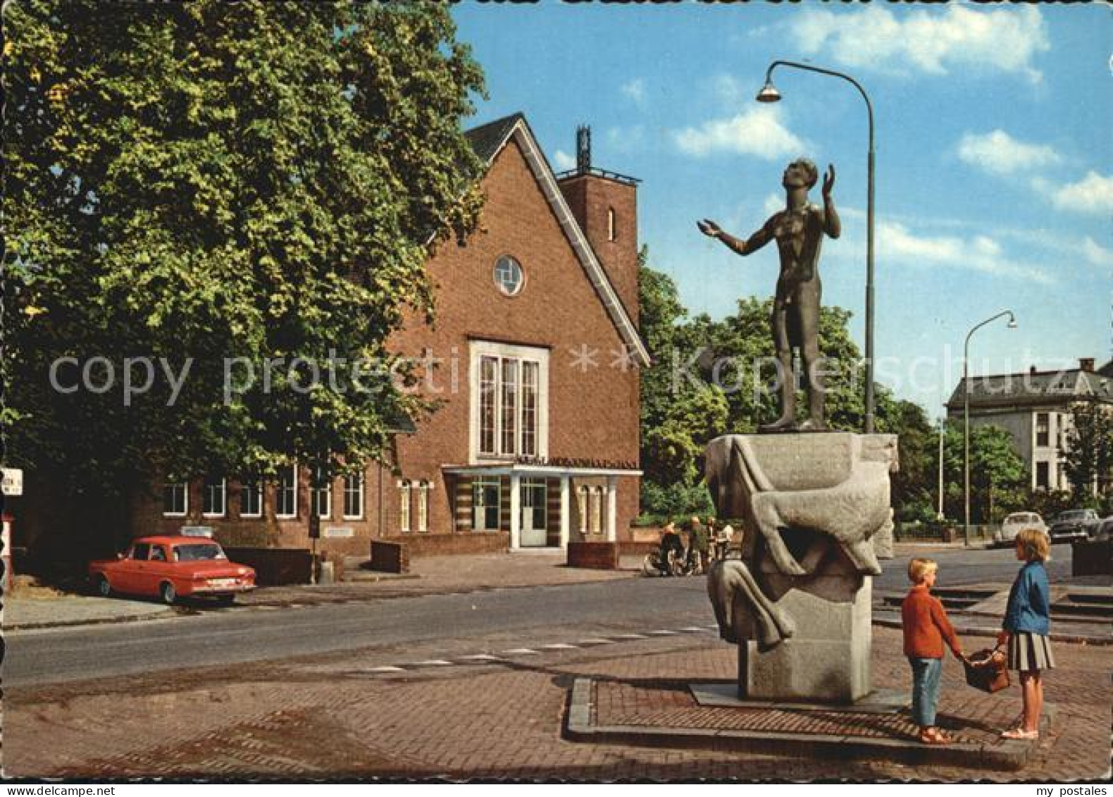 Wageningen Bevrijdingsmonument met Aula Landbouwhogeschool Statue