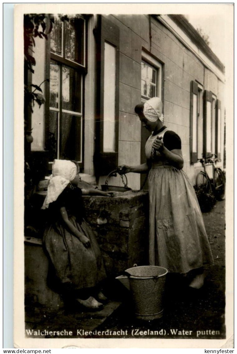 Walcheren - Walchersche Kleederdracht - Water putten