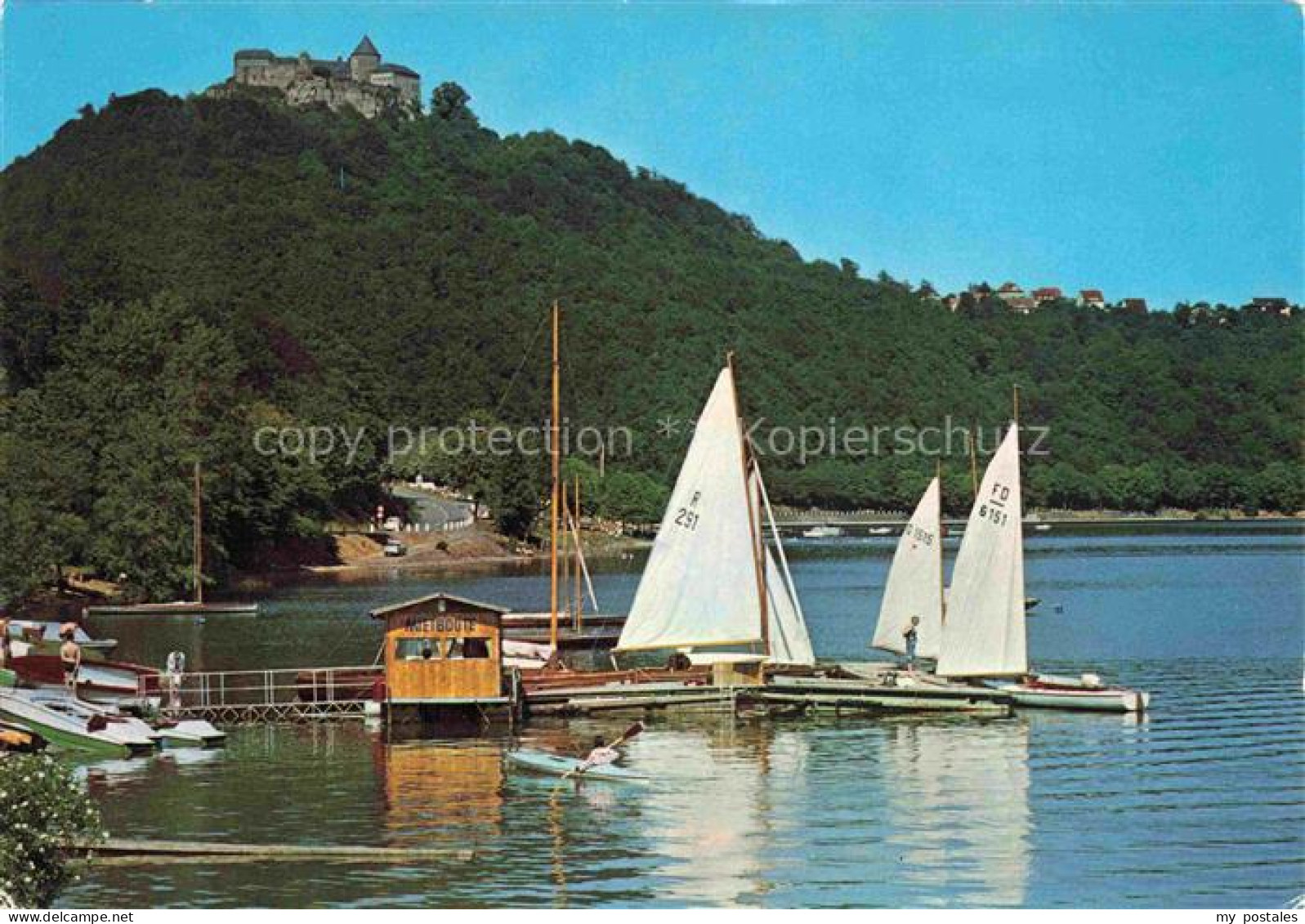Waldeck  Edersee Hessen Schloss-Waldeck Edersee Segelboote Bootshaus Hafen Wald