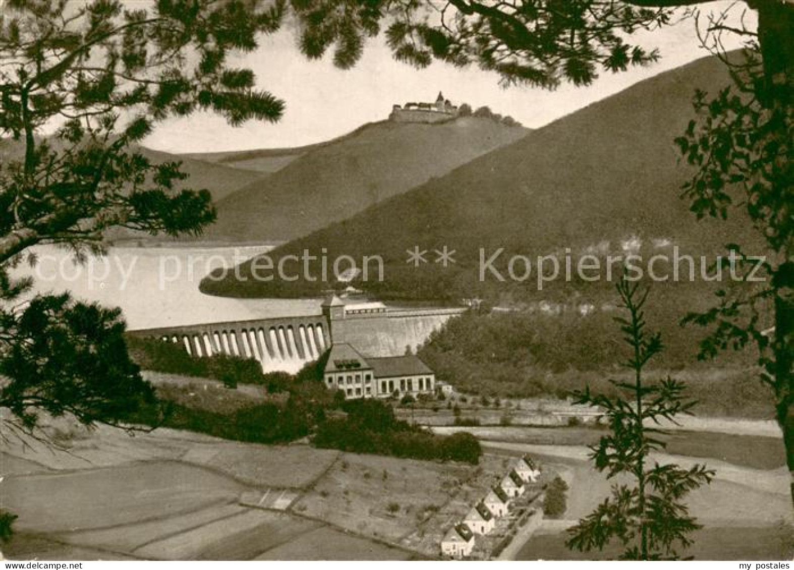 Waldeck Edersee Sperrmauer und Schloss Waldeck