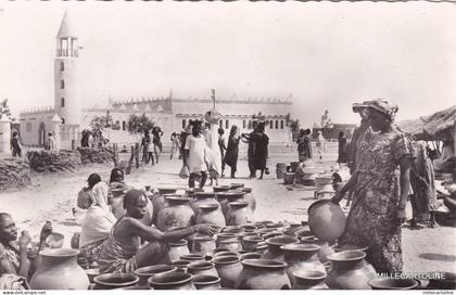 * CHAD - Fort Lamy - Vente de Poteries, Mosquee