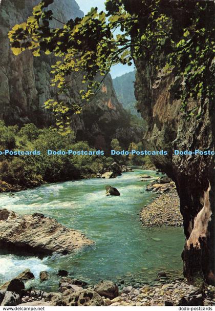 D135082 Les Gorges Pittoresques du Verdon Dans le Fond des Gorges Les Falaises d