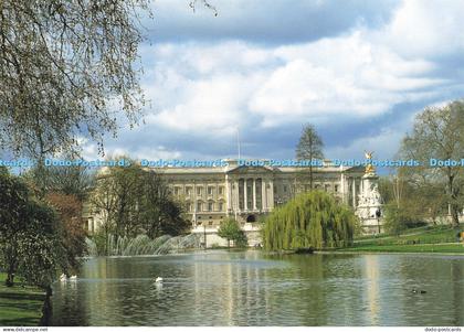 D208007 Buckingham Palace The East Front of Buckingham Palace from St James Park