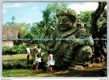 D313639 Photo of children at a large stone God Statue. Old Card. Indonesien