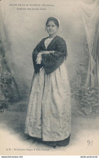 PC43230 Jeune Fille de Sarzeau. Costumes des Grands Jours. Heliotypie Dugas. B.