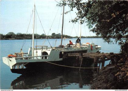 BG20818 the gambia ship bateaux