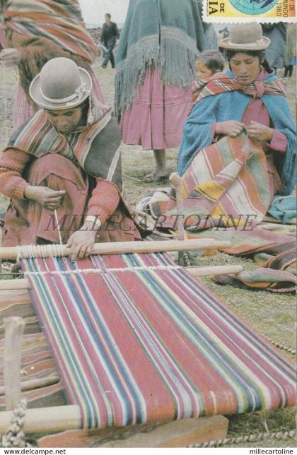 BOLIVIA - La Paz, Mujeres aymaras tejendo en un telar nativo