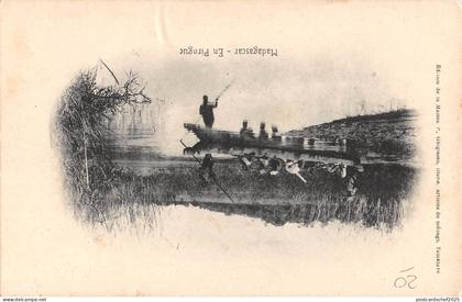 BR45411 madagascar en Pirogue madagascar