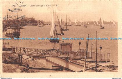 R429549 174 Cairo Boats coming to Cairo LL