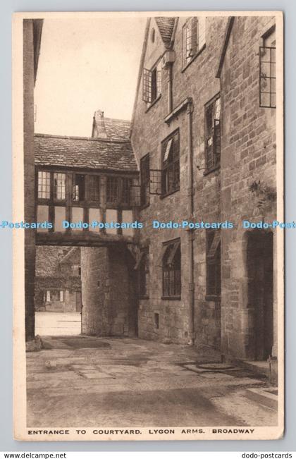 R805242 Broadway. Lygon Arms. Entrance to Courtyard. Russell. Broadway. Worcs. T