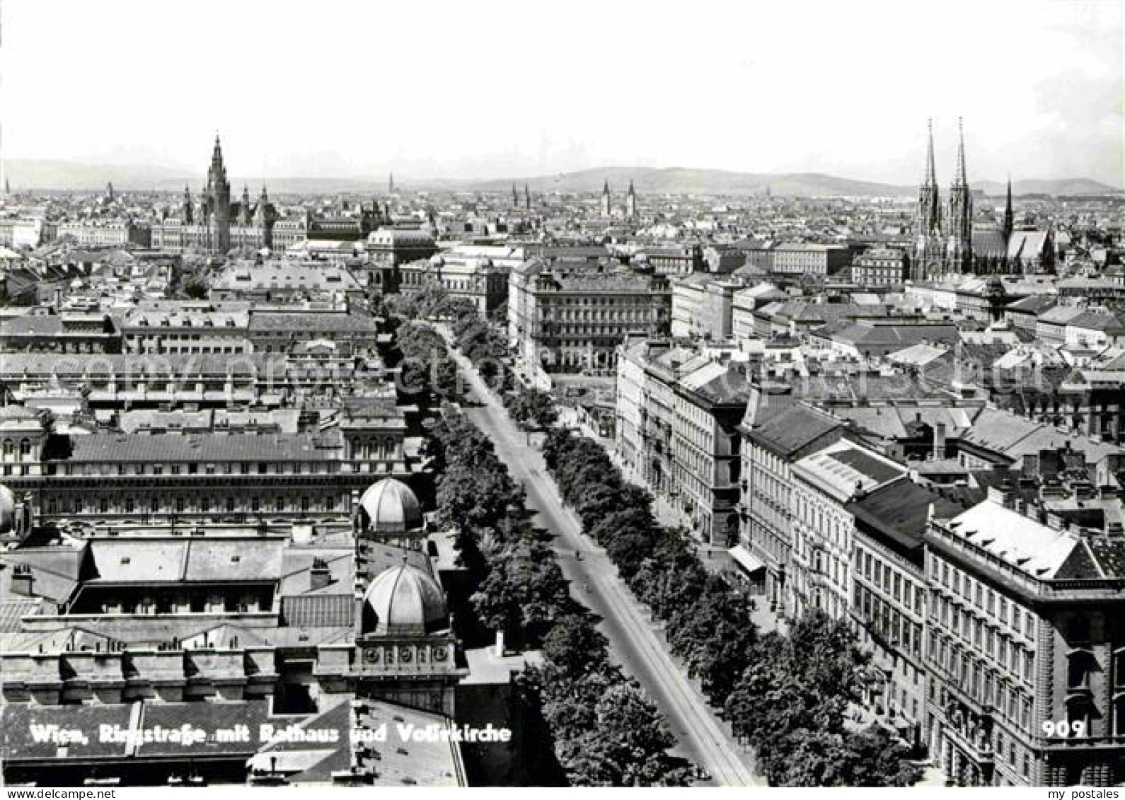 Wien Ringstrasse mit Rathaus und Votivkirche