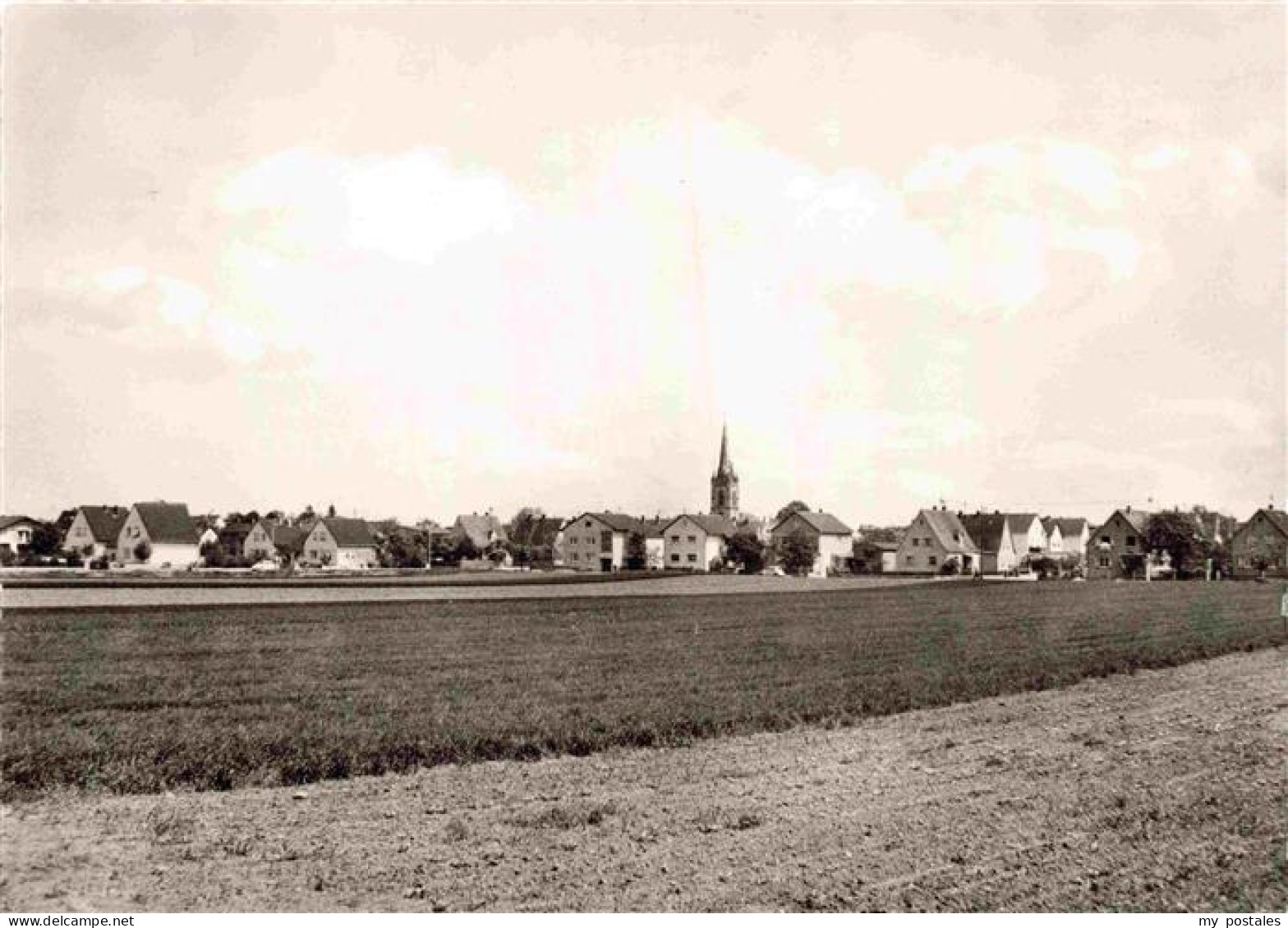 Wolfskehlen Riedstadt Gross-Gerau Hessen Panorama Blick ueber die Felder zum Ort