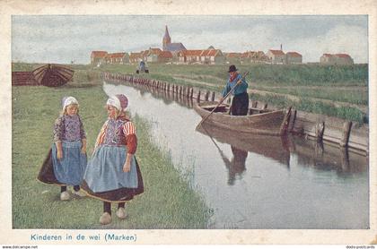 PC53331 Kinderen in de Wei. Marken