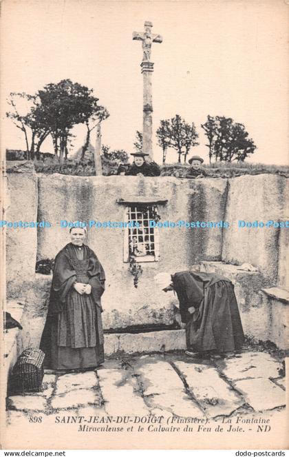 R299432 Saint Jean du Doigt Finistere La Fontaine Miraculeuse et le Calvaire du