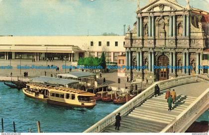 R633945 Venezia. St. Lucia Railway Station. De Demo