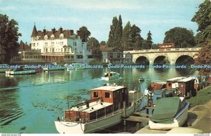 R686889 Maidenhead. The Bridge and River Thames