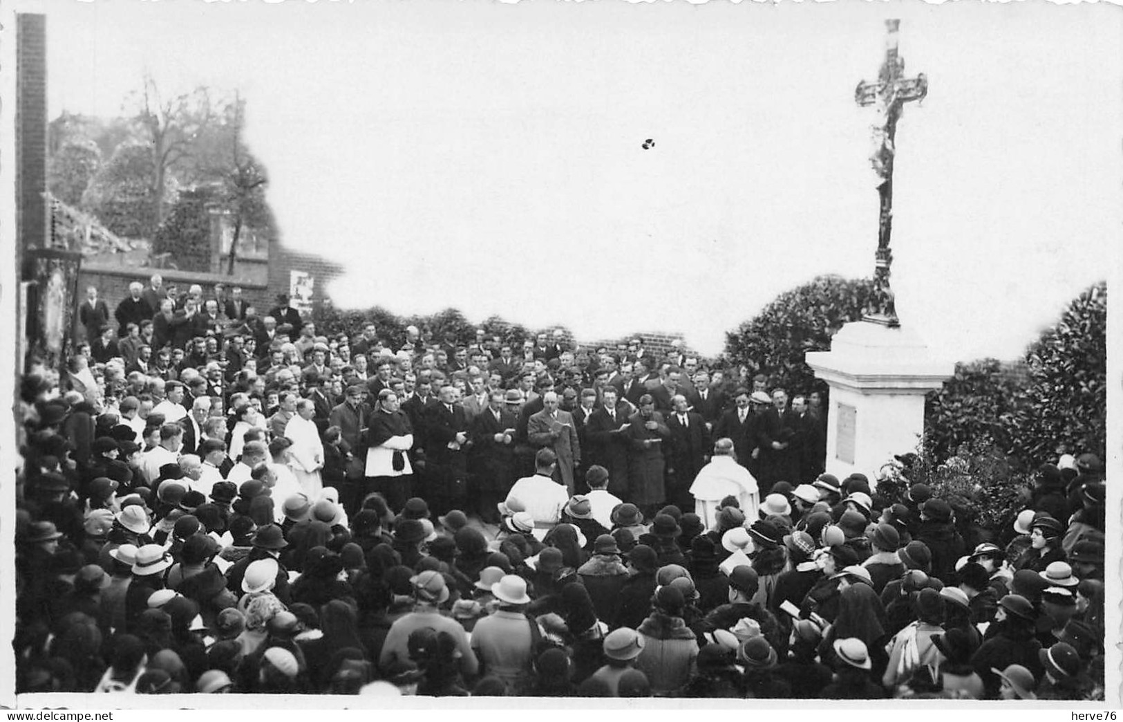 YERVILLE - carte photo - Restauration du Calvaire devant le porche de l'église