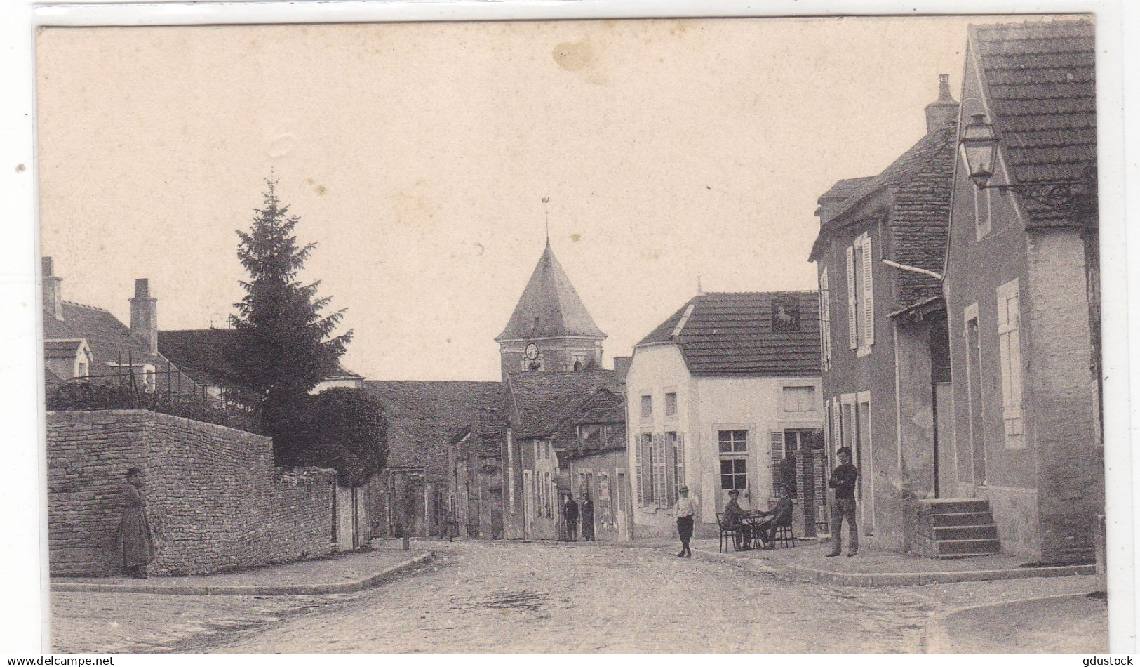 Yonne - Cruzy-le-Chatel - la Grande-Rue