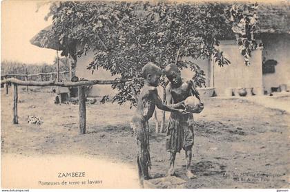 ZAMBIE - ZAMBEZE - PORTEUSES DE TERRE SE LAVANT (FILLETTES)