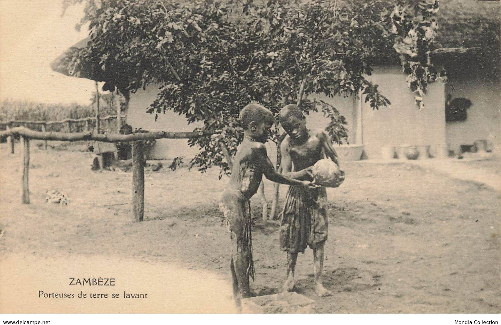 ZAMBIE #27732 PORTEUSES DE TERRE SE LAVANT