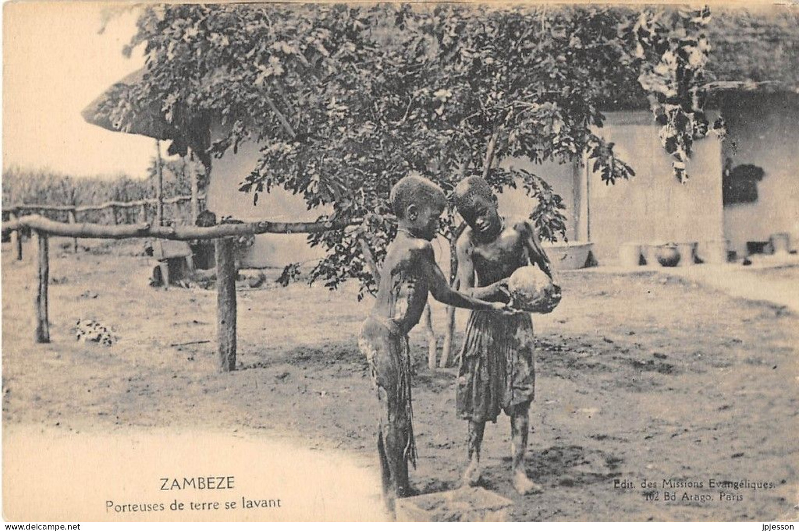 ZAMBIE - ZAMBEZE - PORTEUSES DE TERRE SE LAVANT (FILLETTES)