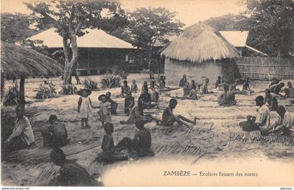 ZAMBIE - ZAMBEZE - ECOLIERS FAISANT DES NATTES