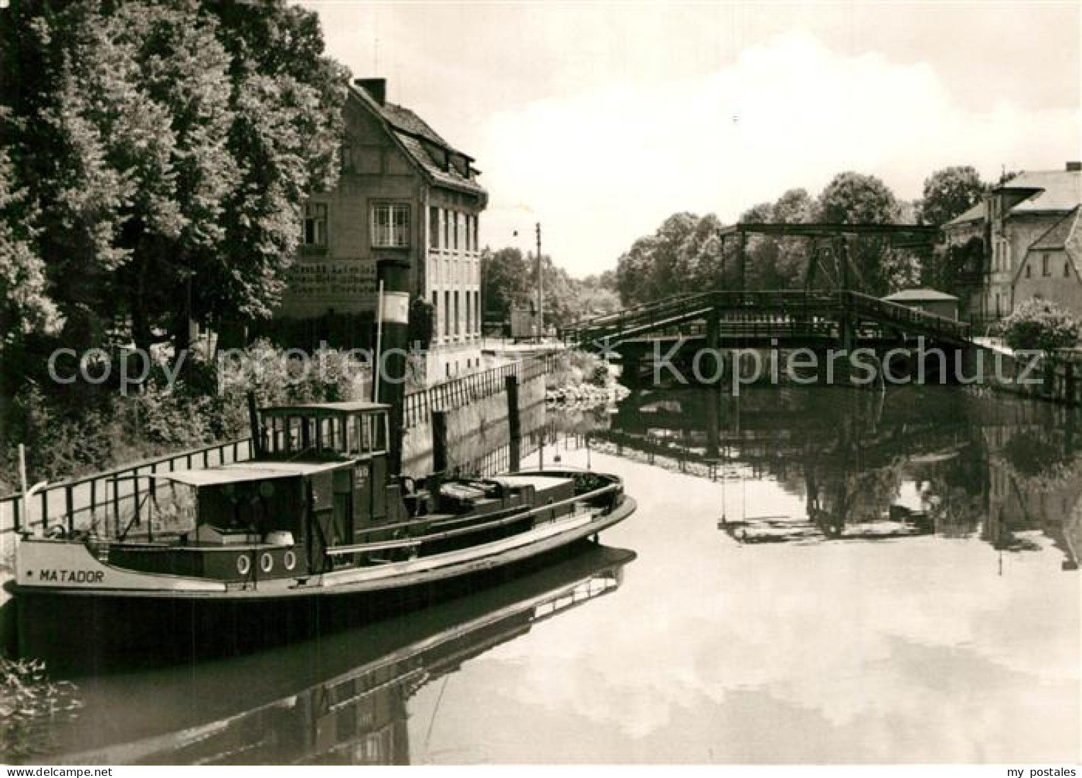 Zehdenick Blick zur Zugbruecke Dampfer