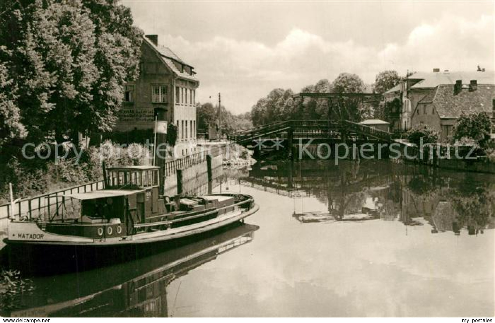 Zehdenick Blick zur Zugbruecke Motorboot