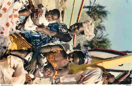 Afrique Noire - Afrique en Couleurs - Jeunes Mamans - Femmes et leurs enfants - Carte Dentelée - CPSM format CPA - Voir