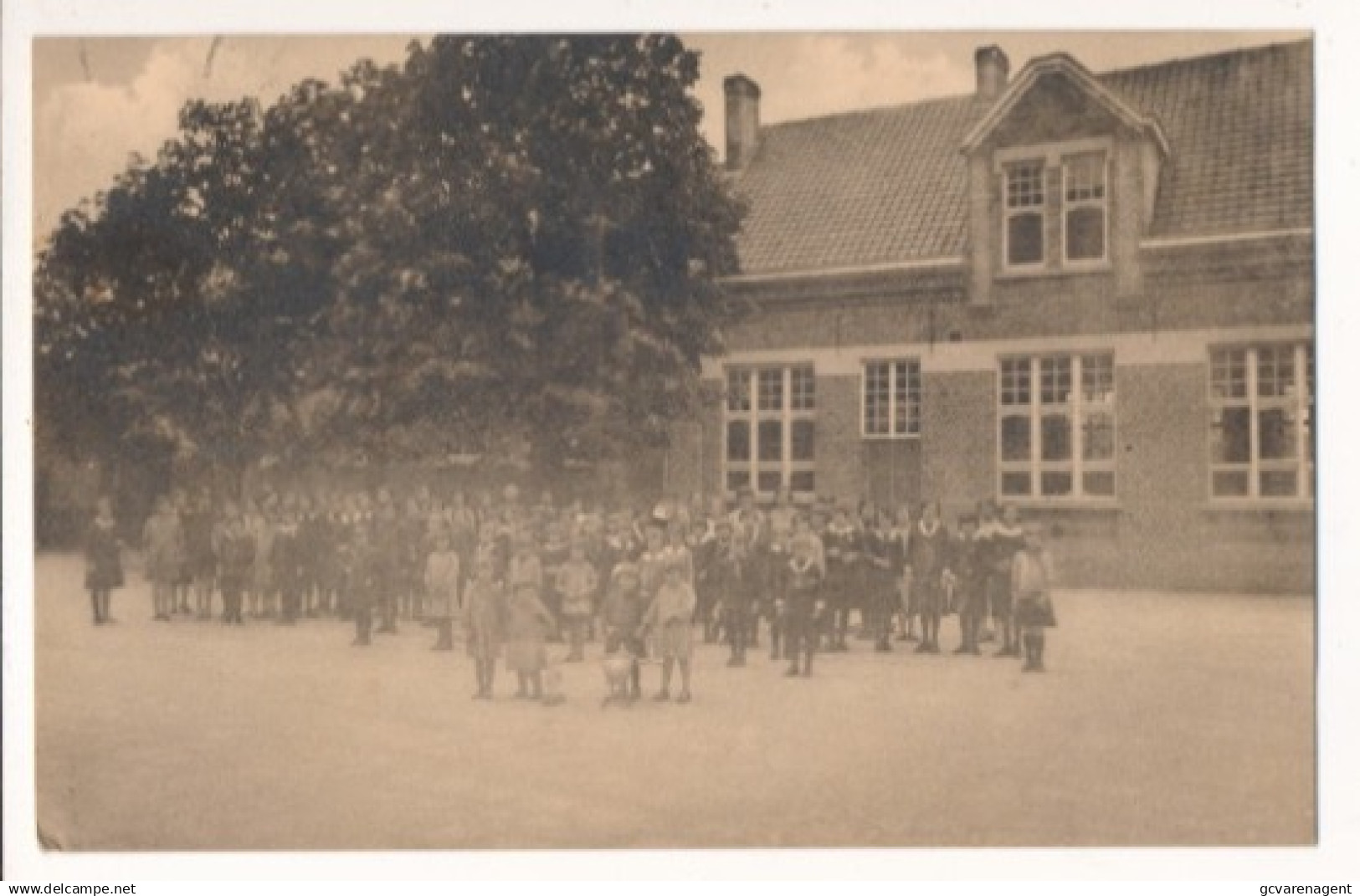 ZULTE  PENSIONNAT DES SOEURS DE ST.VINCENT     LA COUR DES JEUNES FILLES