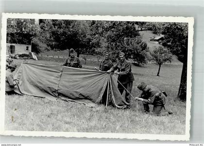 Soldaten in Uniform bauen ihr Zelt auf Militär Schweiz Privatfoto AK - 38162722