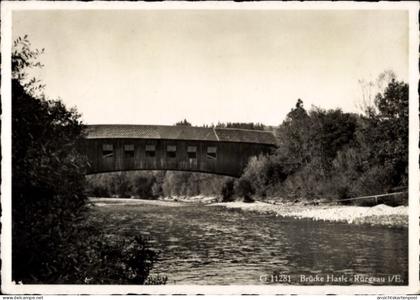 CPA Hasle bei Burgdorf Kanton Bern, Holzbrücke über Fluss, 7 Fenster, umgeben von Bäumen