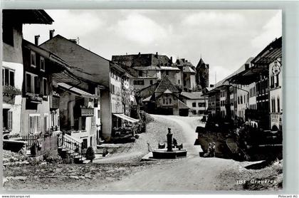 1663 Gruyères - Dorfpartie Brunnen Kinder - 10585385