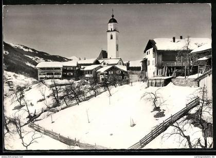 AK Saas, Kirche der Ortschaft im Prättigau, Ansicht im Winter