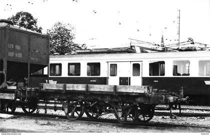 LIGNE DE CHEMIN DE FER Lausanne- Echallens - Bercher, à Echallens ,ancien wagon , photo en 1972 format carte ancienne.