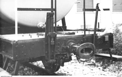 LIGNE DE CHEMIN DE FER Lausanne- Echallens - Bercher, à Echallens,attelage rigide , photo en 1972 format carte ancienne.